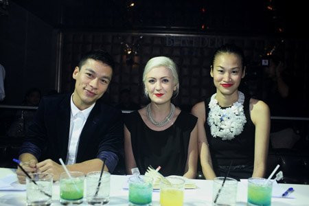 Nghệ sĩ Claire Driscoll (giữa) tích cực hoạt động trong lĩnh vực sáng tạo nghệ thuật với các bạn trẻ tại Việt Nam trong những năm gần đây