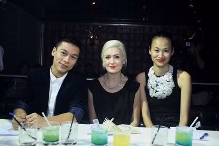 Nghệ sĩ Claire Driscoll (giữa) tích cực hoạt động trong lĩnh vực sáng tạo nghệ thuật với các bạn trẻ tại Việt Nam trong những năm gần đây