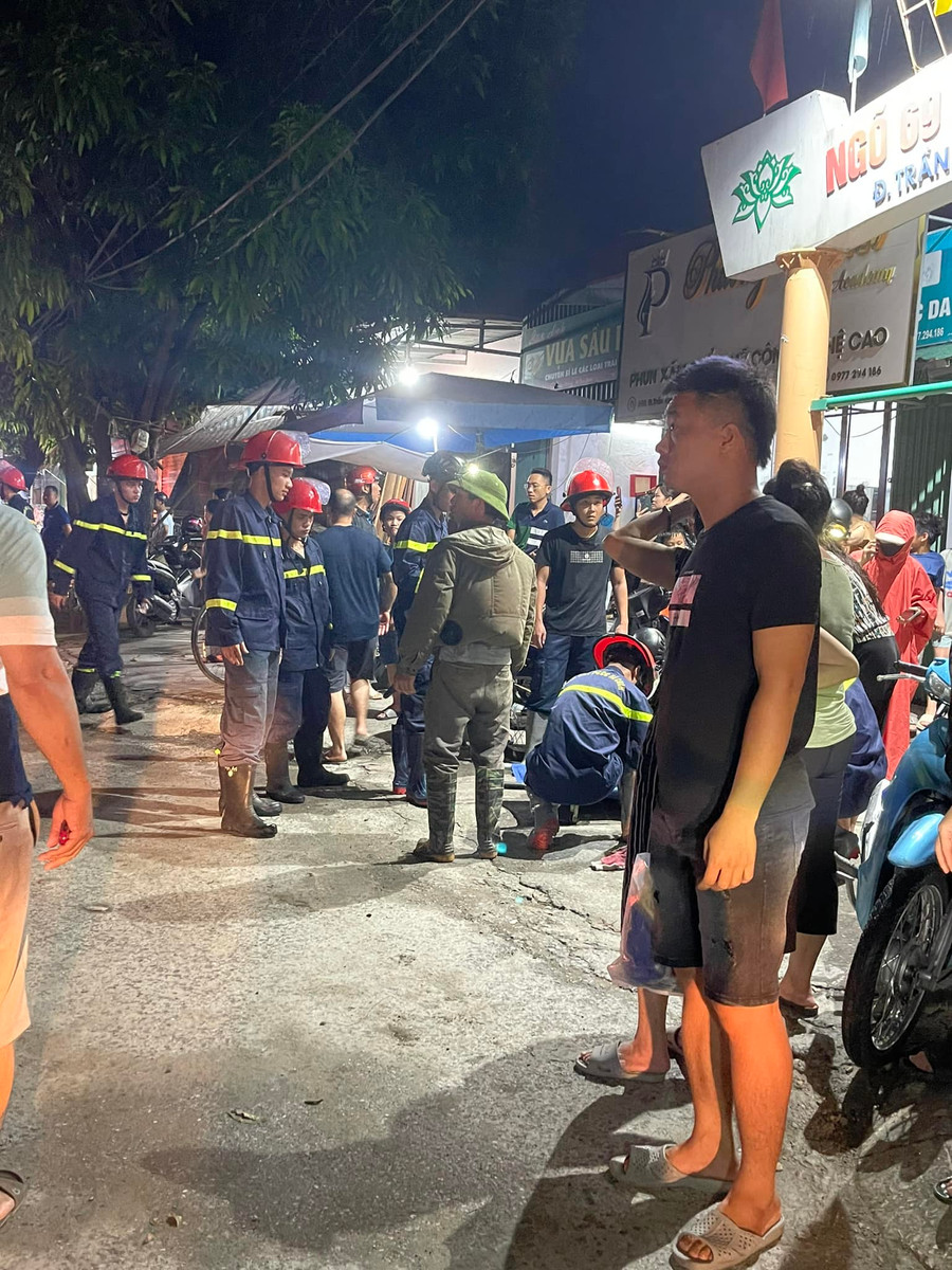 Lực lượng cứu hộ tại hiện trường đưa nạn nhân ra khỏi khu vực tai nạn. Lực lượng cứu hộ tại hiện trường đưa nạn nhân ra khỏi khu vực tai nạn.