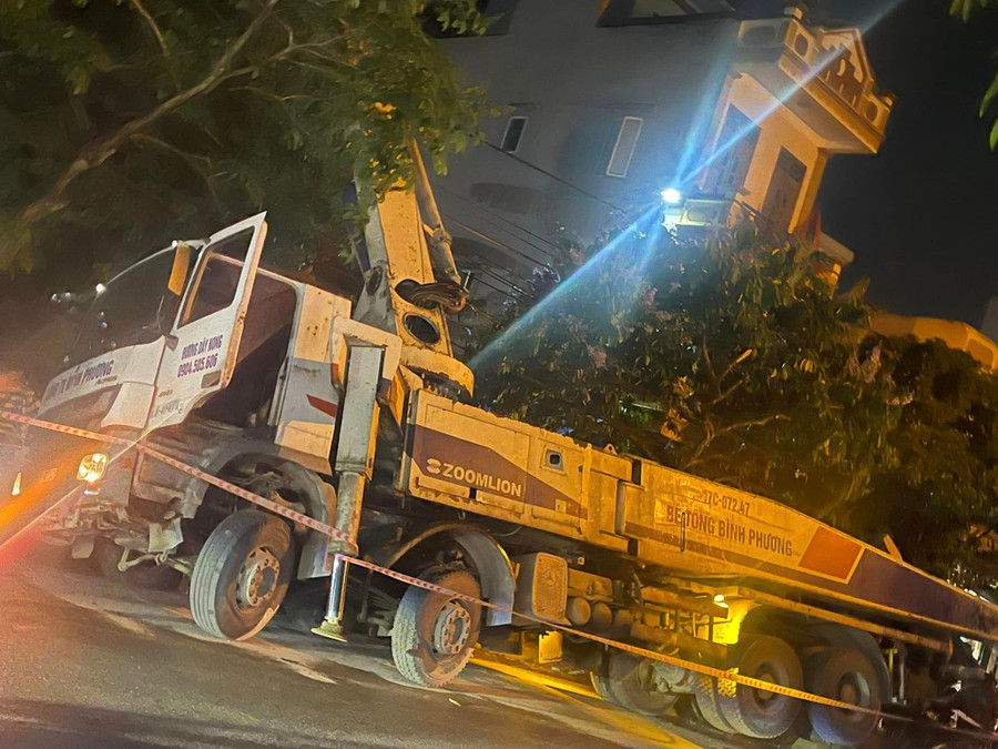 Sập cẩu xe đổ bê tông ở Thái Bình, 5 người thương vong