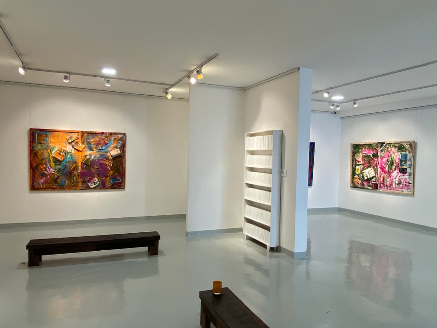 Ngoài 12 bức tranh, 1 tác phẩm sắp đặt đầy lặng lẽ là kệ sách trắng tinh cùng màu - rất khó phát hiện.