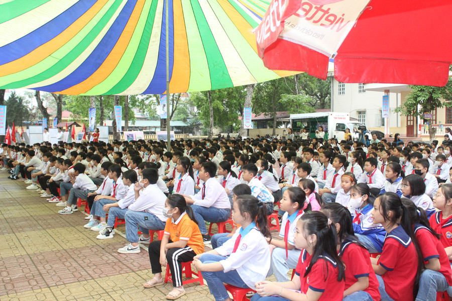 Học sinh hào hứng tham gia Lễ phát động Ngày Sách và Văn hóa đọc Việt Nam. Ảnh: LT.