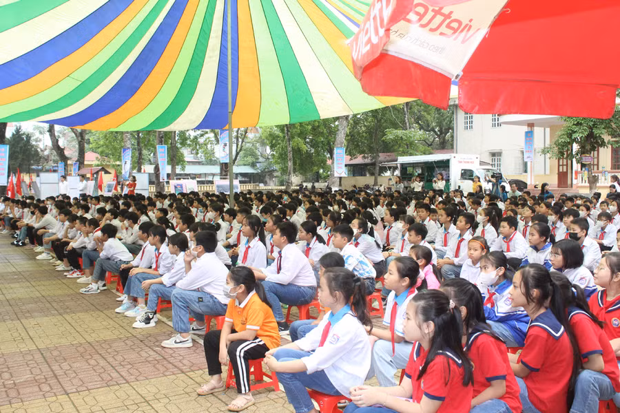 Học sinh hào hứng tham gia Lễ phát động Ngày Sách và Văn hóa đọc Việt Nam. Ảnh: LT.