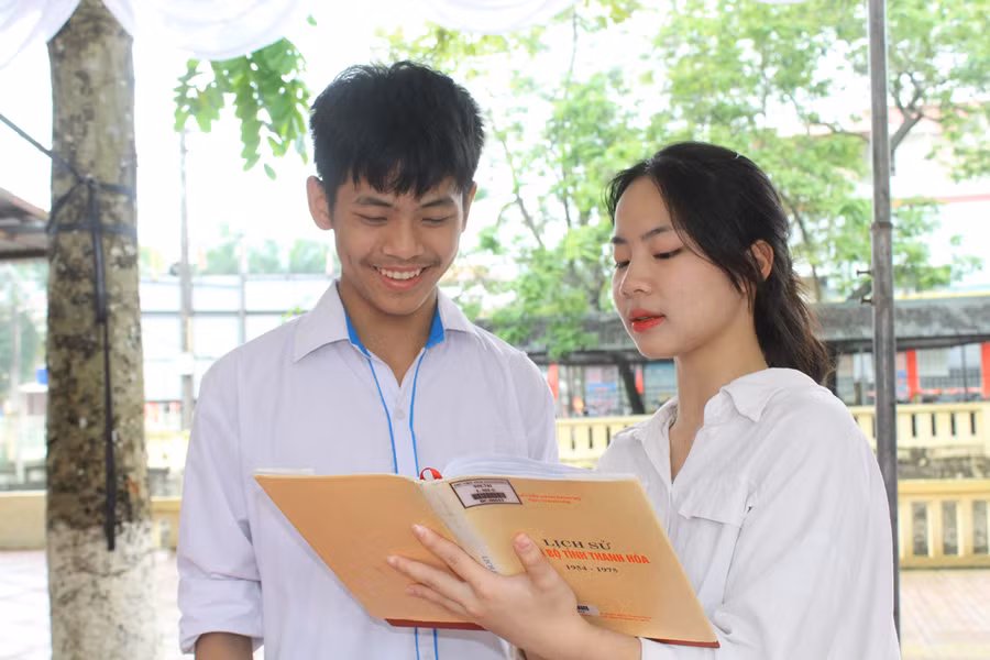 Nữ sinh Trịnh Thị Thùy Dung, lớp 9A, Trường THCS Định Liên. Ảnh: LT.