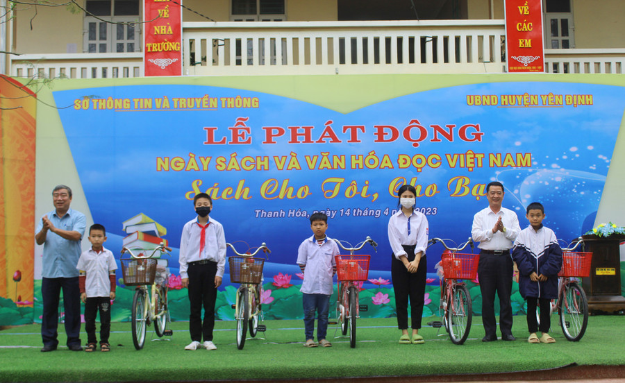 Học sinh nghèo vượt khó nhận quà tặng từ nhà tài trợ. Ảnh: LT.