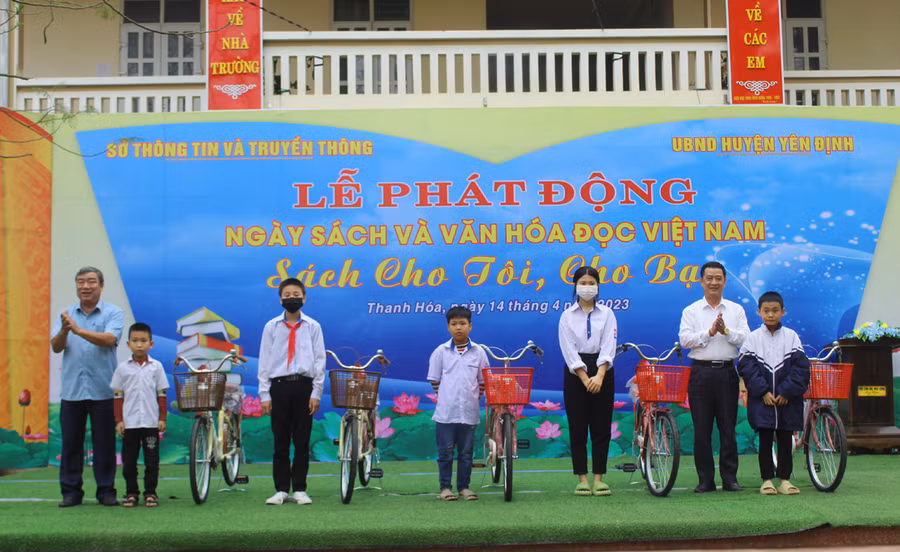 Học sinh nghèo vượt khó nhận quà tặng từ nhà tài trợ. Ảnh: LT.