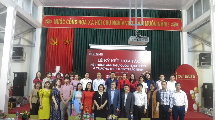 Đại diện các trường THPT, THCS trên địa bàn TP Từ Sơn chụp ảnh kỷ niệm tại lễ ký kết. Đại diện các trường THPT, THCS trên địa bàn TP Từ Sơn chụp ảnh kỷ niệm tại lễ ký kết.