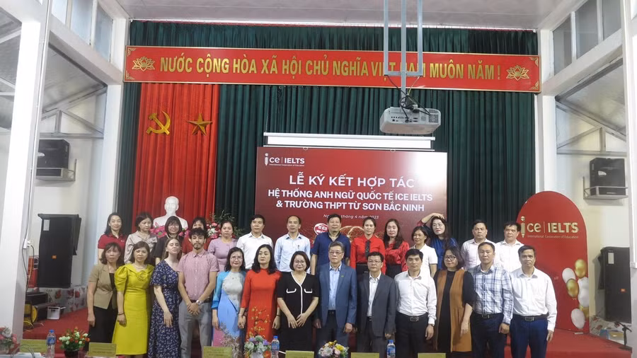 Đại diện các trường THPT, THCS trên địa bàn TP Từ Sơn chụp ảnh kỷ niệm tại lễ ký kết. Đại diện các trường THPT, THCS trên địa bàn TP Từ Sơn chụp ảnh kỷ niệm tại lễ ký kết.