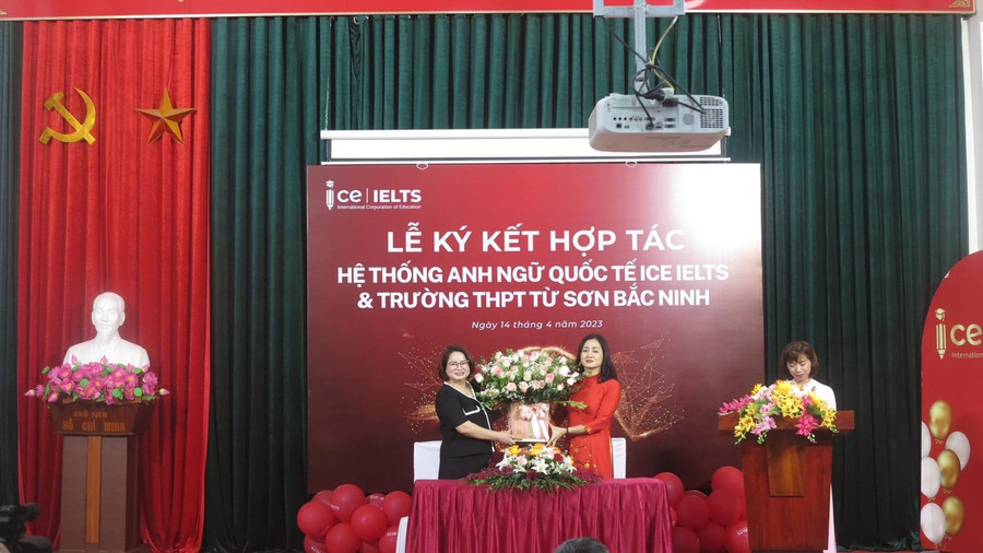 Bà Phạm Thị Thơm – Giám đốc Hệ thống anh ngữ ICE IELTS và Cô Phạm Thị Thu Cúc Hiệu trưởng trường THPT Từ Sơn thực hiện ký kết hợp tác. Bà Phạm Thị Thơm – Giám đốc Hệ thống anh ngữ ICE IELTS và Cô Phạm Thị Thu Cúc Hiệu trưởng trường THPT Từ Sơn thực hiện ký kết hợp tác.