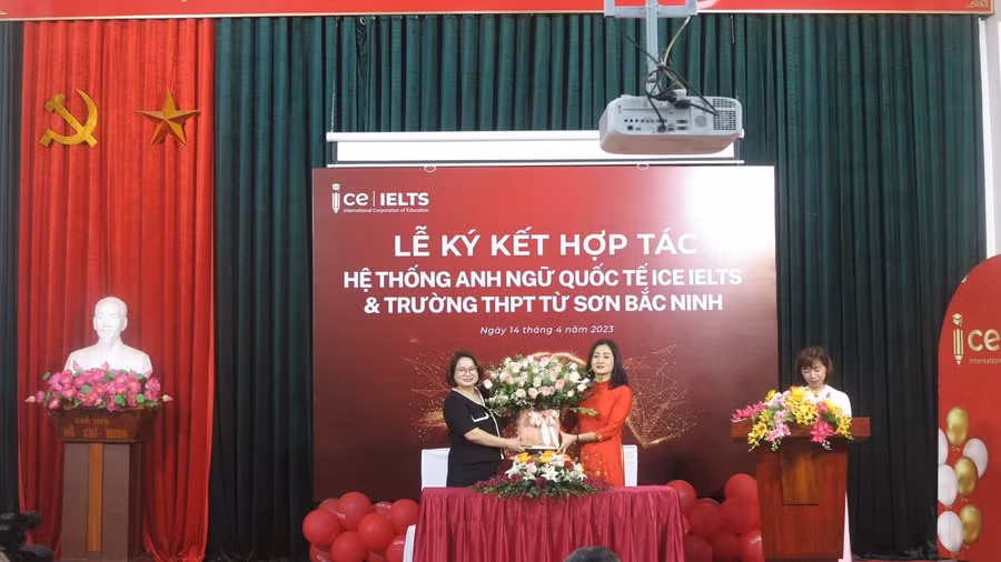 Bà Phạm Thị Thơm – Giám đốc Hệ thống anh ngữ ICE IELTS và Cô Phạm Thị Thu Cúc Hiệu trưởng trường THPT Từ Sơn thực hiện ký kết hợp tác. Bà Phạm Thị Thơm – Giám đốc Hệ thống anh ngữ ICE IELTS và Cô Phạm Thị Thu Cúc Hiệu trưởng trường THPT Từ Sơn thực hiện ký kết hợp tác.