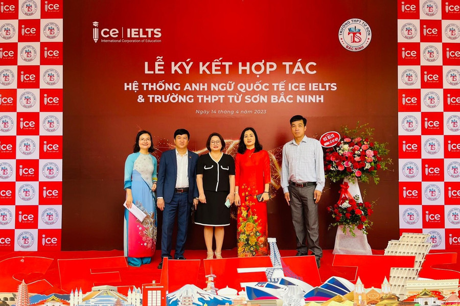 Đại diện các đơn vị, trường học tham dự lễ ký kết chụp ảnh kỷ niệm. Đại diện các đơn vị, trường học tham dự lễ ký kết chụp ảnh kỷ niệm.