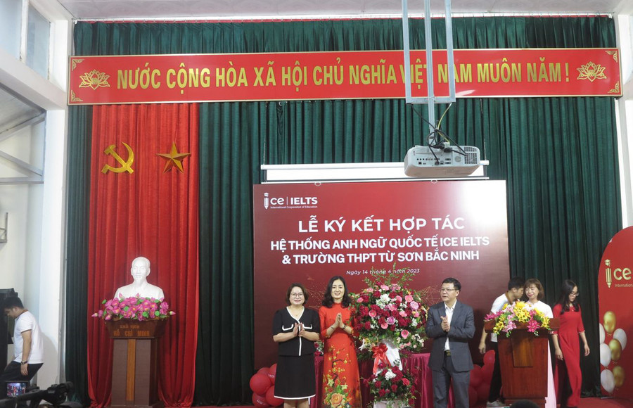 Ông Nguyễn Sỹ Phượng - Phó Trưởng phòng GDTH&GDTX tỉnh Bắc Ninh tặng hoa chúc mừng lễ ký kết. Ông Nguyễn Sỹ Phượng - Phó Trưởng phòng GDTH&GDTX tỉnh Bắc Ninh tặng hoa chúc mừng lễ ký kết.