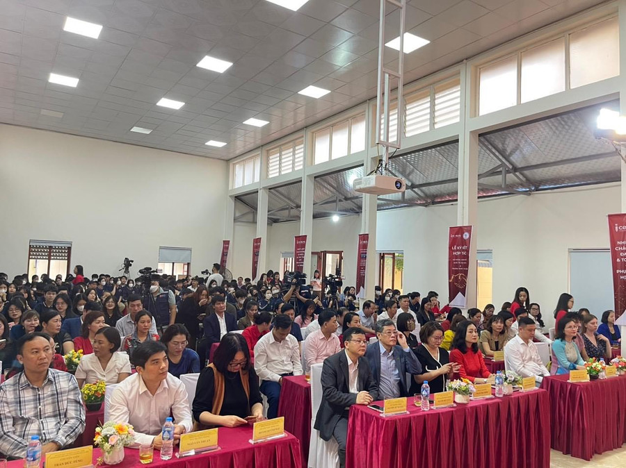 Quang cảnh buổi lễ ký kết hợp tác giữa ICE IELTS và Trường THPT Từ Sơn. Quang cảnh buổi lễ ký kết hợp tác giữa ICE IELTS và Trường THPT Từ Sơn.