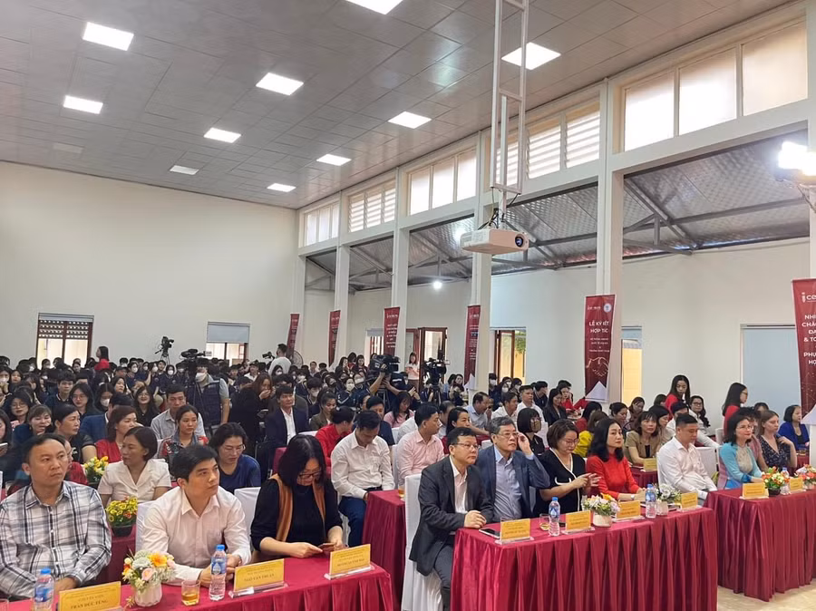 Quang cảnh buổi lễ ký kết hợp tác giữa ICE IELTS và Trường THPT Từ Sơn. Quang cảnh buổi lễ ký kết hợp tác giữa ICE IELTS và Trường THPT Từ Sơn.