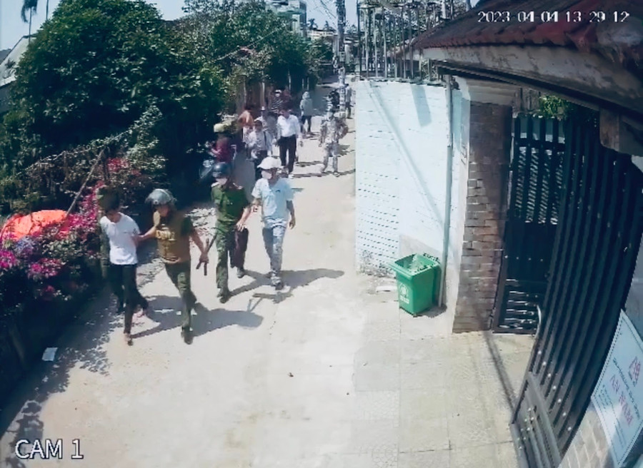 Nghi phạm bị bắt giữ chưa tới 1 giờ sau khi gây án. Ảnh cắt từ camera an ninh.