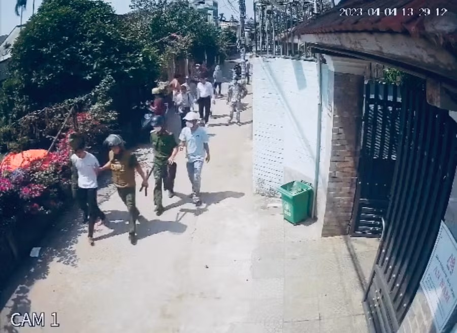 Nghi phạm bị bắt giữ chưa tới 1 giờ sau khi gây án. Ảnh cắt từ camera an ninh.