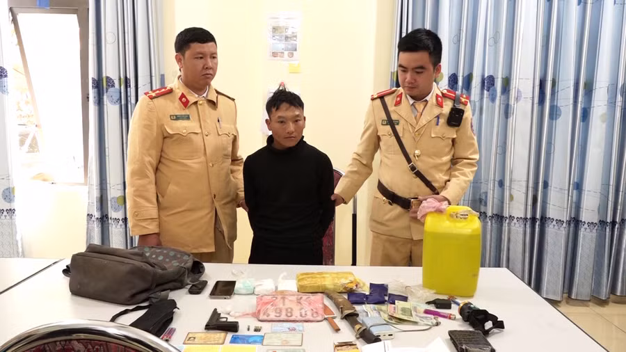 Đối tượng Giàng A Cha (áo đen) mang theo súng và dao nhọn để vận chuyển 1 bánh heroin và hơn 6 nghìn viên ma túy tổng hợp