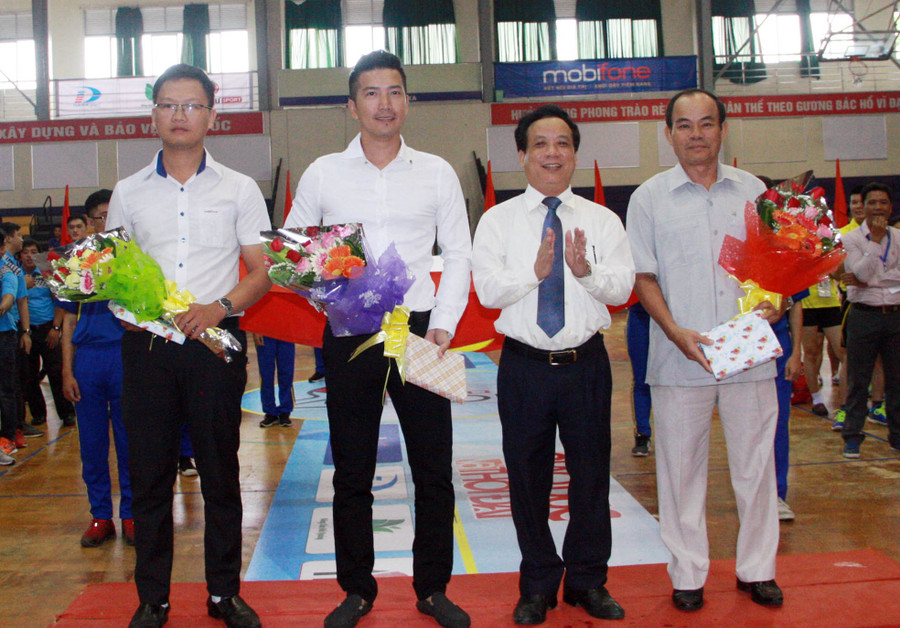 PGS Nguyễn Ngọc Vũ - Giám đốc ĐH Đà Nãng tặng hoa và quà lưu niệm cho các đơn vị tài trợ