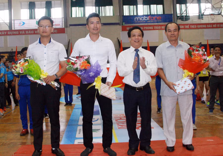 PGS Nguyễn Ngọc Vũ - Giám đốc ĐH Đà Nãng tặng hoa và quà lưu niệm cho các đơn vị tài trợ