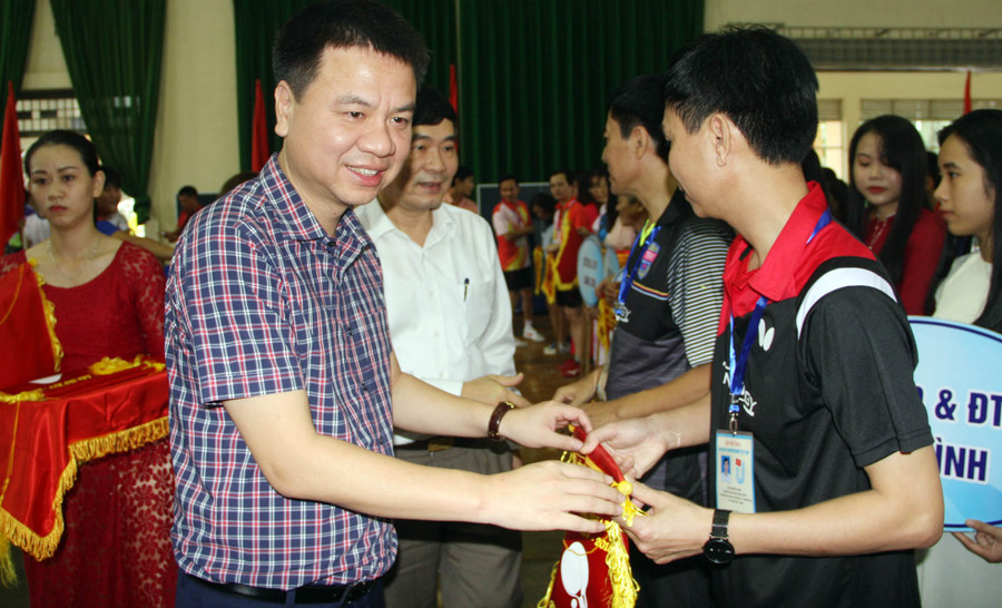 Tổng biên tập Báo GD&TĐ Triệu Ngọc Lâm - Phó BTC tặng cờ lưu niệm cho các đoàn dự giải