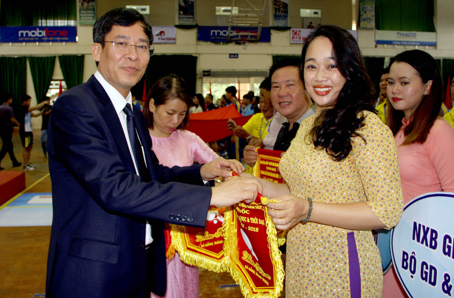 Ban tổ chức trao cờ lưu niệm cho các đoàn về dự giải