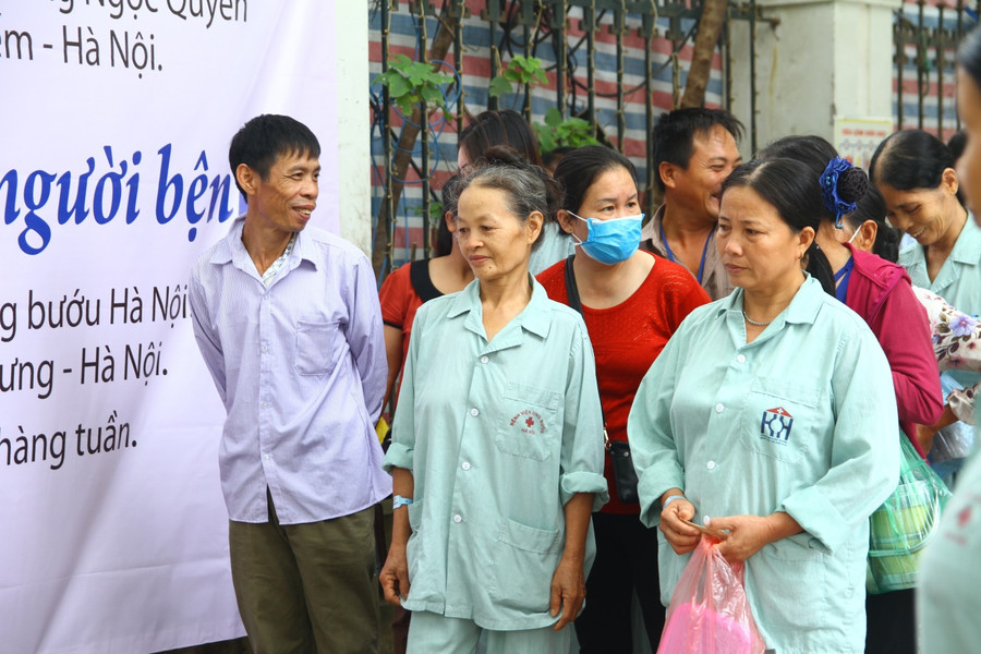 Bệnh nhân xếp hàng từ sớm để nhận cơm từ thiện Bệnh nhân xếp hàng từ sớm để nhận cơm từ thiện