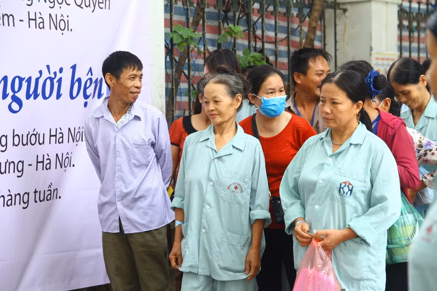 Bệnh nhân xếp hàng từ sớm để nhận cơm từ thiện