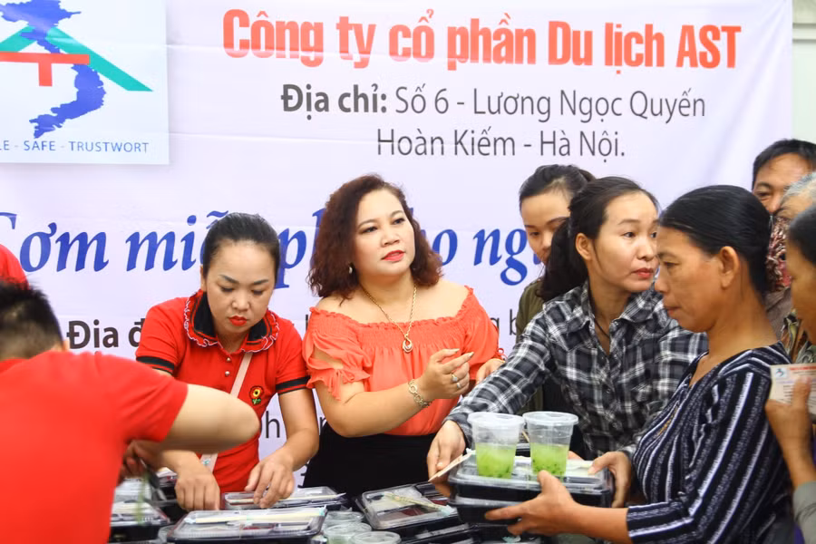 Chị Nguyễn Thị Việt Loan trao tận tay từng suất cơm cho bệnh nhân