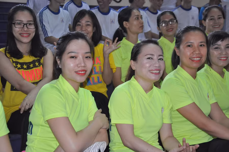 Tâm trạng vui tươi, phấn khởi của các vận động viên tham dự Giải bóng bàn “Người giáo viên nhân dân” tranh giải “Báo Giáo dục và Thời đại” lần thứ 14