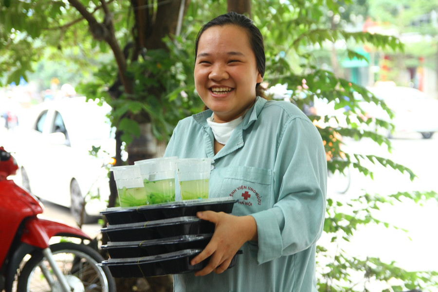 Niềm vui của bệnh nhân khi nhận cơm Niềm vui của bệnh nhân khi nhận cơm