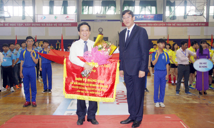 TS Vũ Minh Đức tặng cờ, hoa lưu niệm cho đơn vị đăng cai