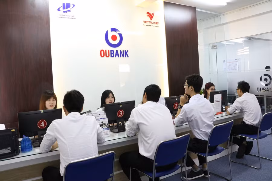 Sinh viên học tập như thực tế tại Ngân hàng Mô Phỏng Oubank.