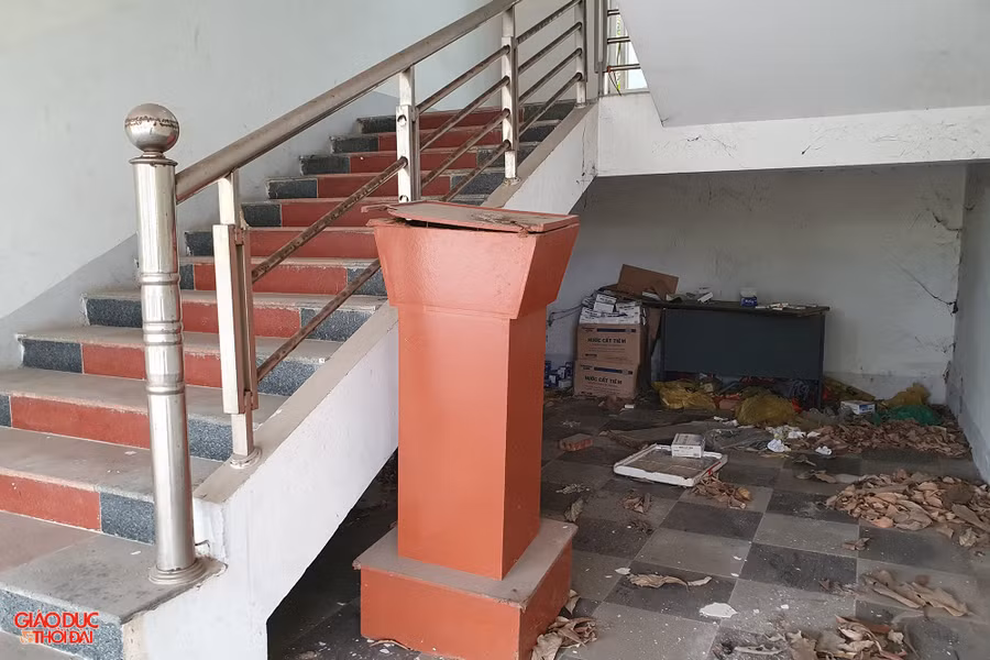 Trong thời gian qua, Sở Tài chính Nghệ An phải thuê 2 bảo vệ thay phiên nhau trông coi trụ sở và bảo vệ tài sản. Ảnh: Phạm Tâm.