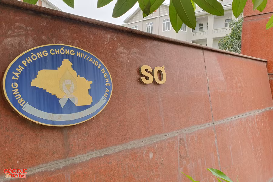 Bảng hiệu Trung tâm Phòng chống HIV/AIDS Nghệ An bị bong tróc, chỉ còn logo. Ảnh: Phạm Tâm.