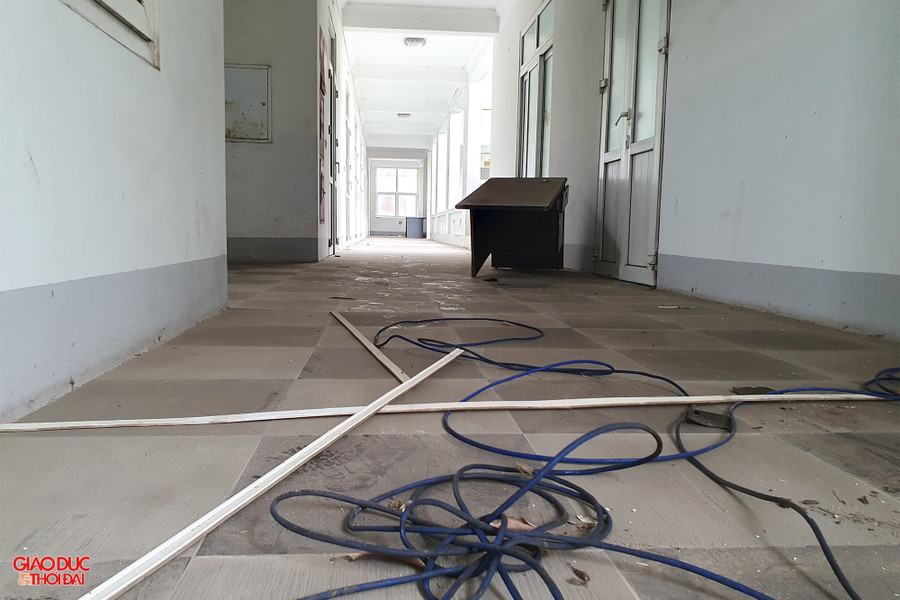 Một số hạng mục đã bắt đầu có dấu hiệu xuống cấp; bên trong, phòng làm việc, nhiều đồ vật bị vứt bỏ ngổn ngang, trần nhà đã bị bong tróc loang lổ. Ảnh: Phạm Tâm. Một số hạng mục đã bắt đầu có dấu hiệu xuống cấp; bên trong, phòng làm việc, nhiều đồ vật bị vứt bỏ ngổn ngang, trần nhà đã bị bong tróc loang lổ. Ảnh: Phạm Tâm.