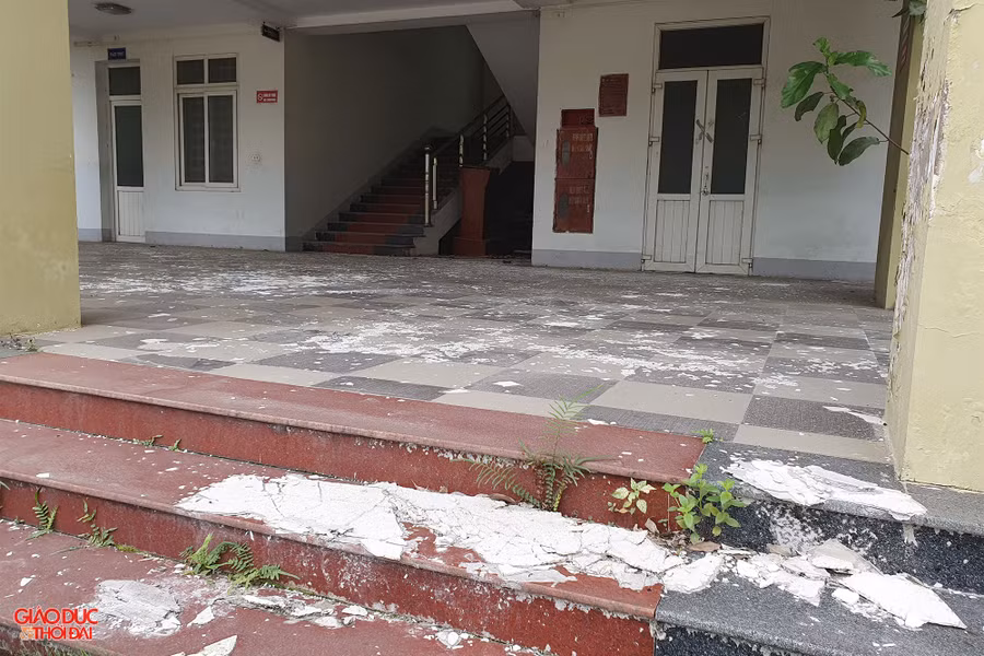 Từng mảng trần và tường nhà bị bong tróc, rơi rụng khắp sàn nhà tiềm ẩn nguy hiểm. Ảnh: Phạm Tâm.
