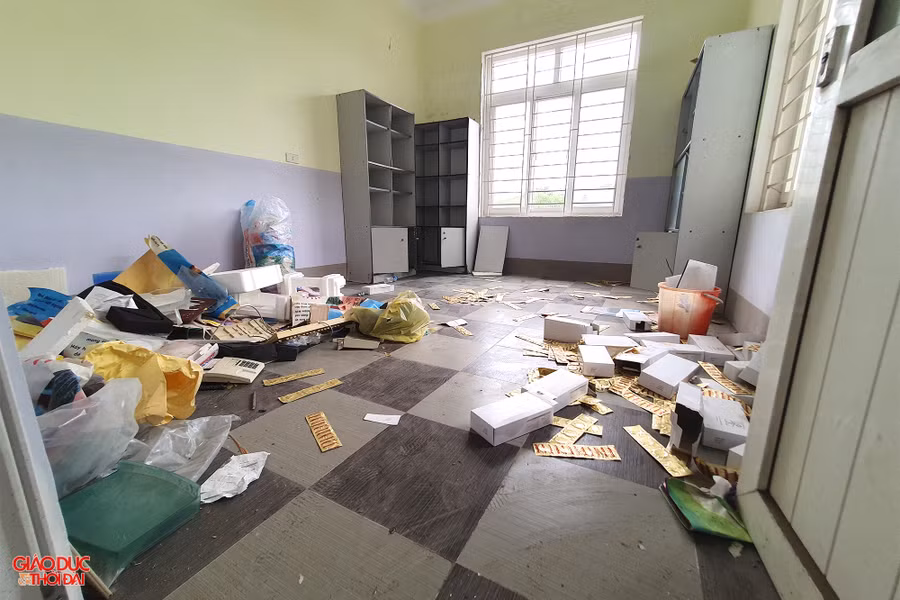 Một số phòng làm việc vẫn ngổn ngang đồ đạc, vật tư y tế. Ảnh: Phạm Tâm.