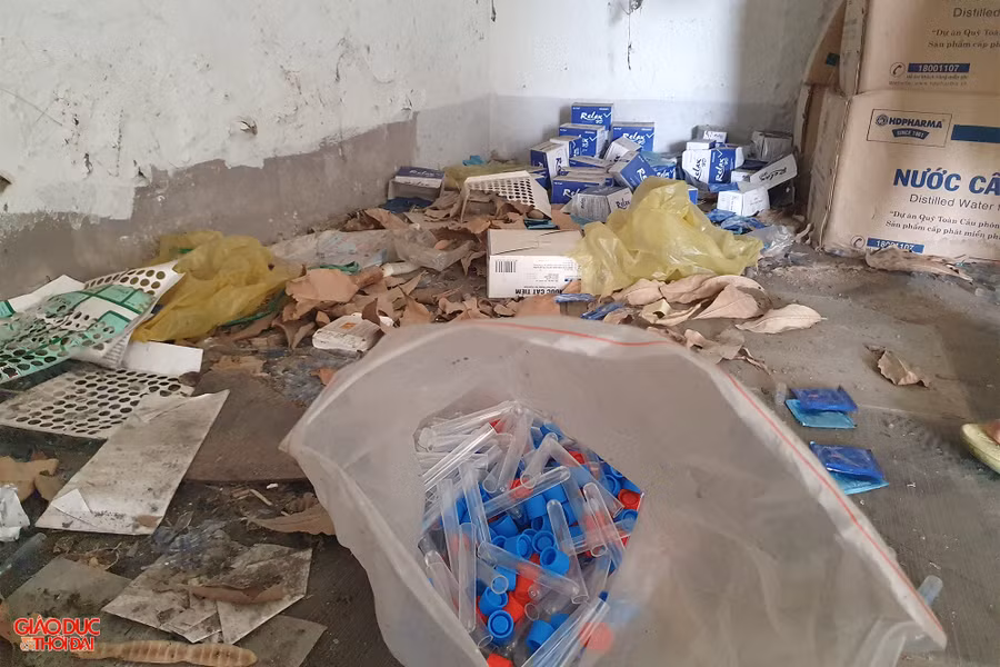 Nhiều thùng vật tư y tế, bao cao su còn nguyên vẹn, chưa qua sử dụng bị vứt bỏ lại dưới gầm cầu thang. Ảnh: Phạm Tâm.