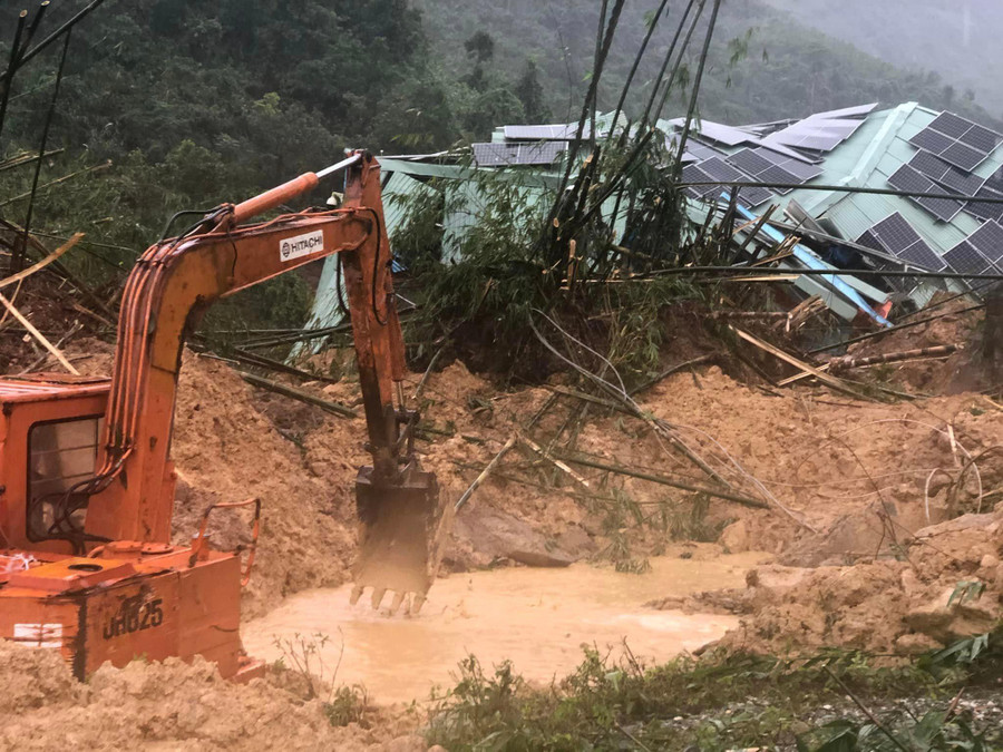 Từ sáng sớm công tác tìm kiếm cứu nạn đã được gấp rút triển khai.