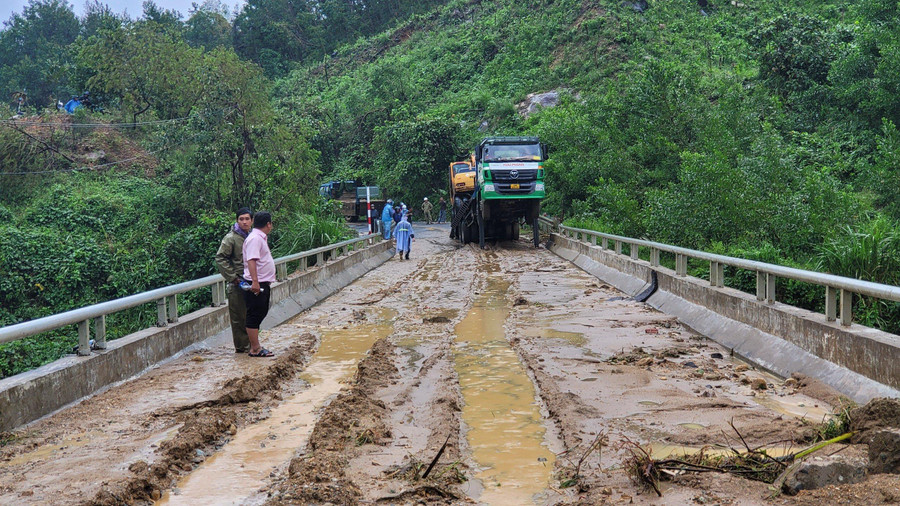Nhiều phương tiện và người đang được huy động đến hiện trường.