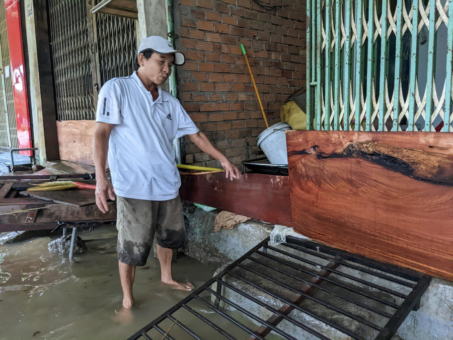 Ông Nguyễn Tập ở thị trấn Chợ Chùa, huyện Nghĩa Hành, phải dùng ván gỗ chèn trước cửa nhà để hạn chế sóng tràn vào nhà. Ông Nguyễn Tập ở thị trấn Chợ Chùa, huyện Nghĩa Hành, phải dùng ván gỗ chèn trước cửa nhà để hạn chế sóng tràn vào nhà.
