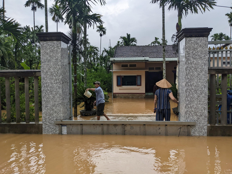 Đến chiều nay, mưa ngớt nhưng mực nước các sông vẫn đang xuống chậm, nhiều vùng trũng thấp vẫn đang chịu cảnh ngập trong lũ. Đến chiều nay, mưa ngớt nhưng mực nước các sông vẫn đang xuống chậm, nhiều vùng trũng thấp vẫn đang chịu cảnh ngập trong lũ.