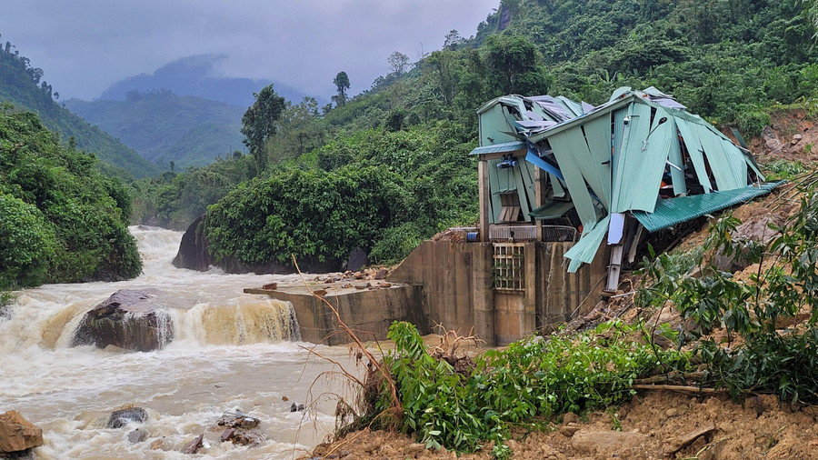 Khu vực nhà chứa tổ máy phát điện bị hư hại do trận sạt lở.