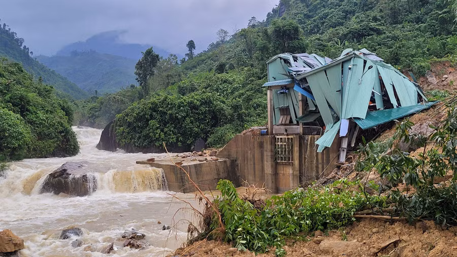 Khu vực nhà chứa tổ máy phát điện bị hư hại do trận sạt lở.