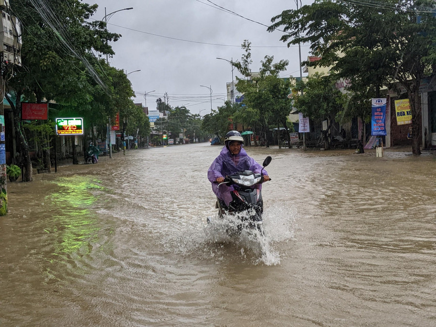 Nhiều người đi xe máy cố vượt qua đoạn đường ngập để về nhà. Nhiều người đi xe máy cố vượt qua đoạn đường ngập để về nhà.