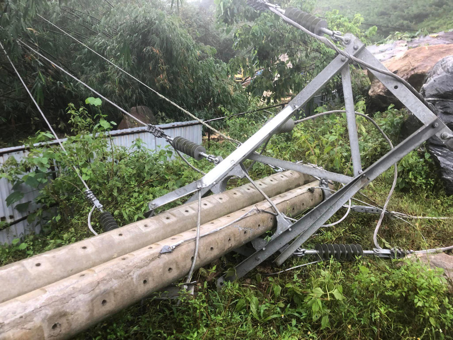 Trụ điện của nhà máy thủy điện bị ngã đổ sau trận sạt lở.