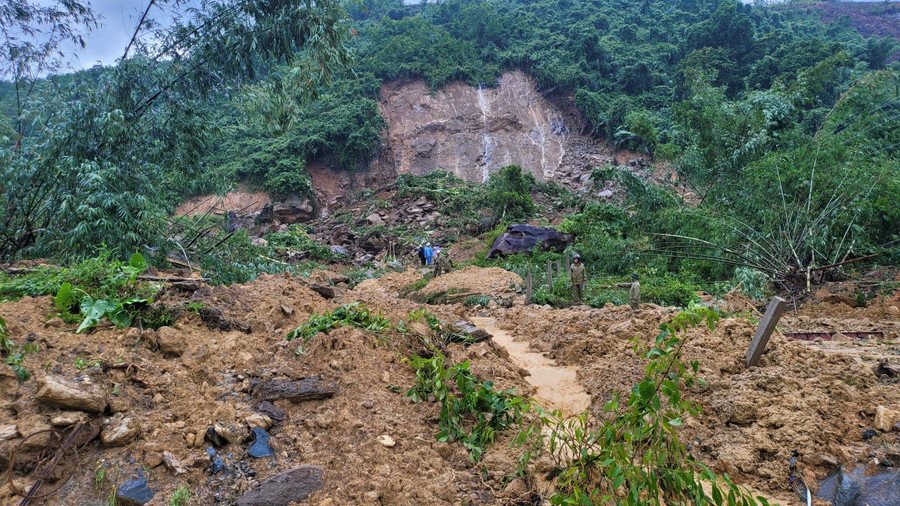 Hiện trường ngổn ngang đất đá, cây cối bị vùi lấp.