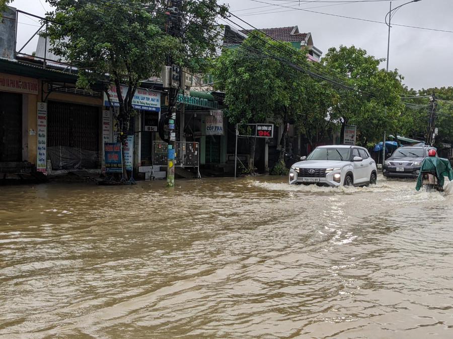 Tại huyện Nghĩa Hành, nước sông Phước Giang dâng cao đã khiến nhiều tuyến đường bị ngập nước. Tại huyện Nghĩa Hành, nước sông Phước Giang dâng cao đã khiến nhiều tuyến đường bị ngập nước.