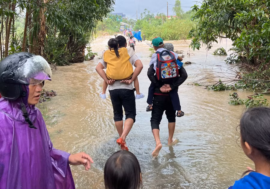 Ông Lê Hoài Phúc - Trưởng phòng GD&amp;ĐT huyện Tư Nghĩa cho biết, thực hiện chỉ đạo của ngành giáo dục tỉnh, huyện đã chủ động cho học sinh ở các vùng trũng, ven sông nghỉ học để đảm bảo an toàn mưa lũ. Trên địa bàn huyện hiện vẫn còn nhiều trường bị ngập, trong đó nặng nhất là các cơ sở ở 2 xã Nghĩa Mỹ và Nghĩa Điền.
