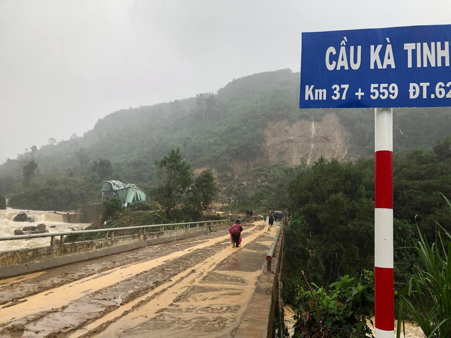 Thời tiết tiếp tục có mưa lớn khiến công tác tiếp cận hiện trường gặp nhiều khó khăn.